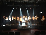 Musikkelever på scenen